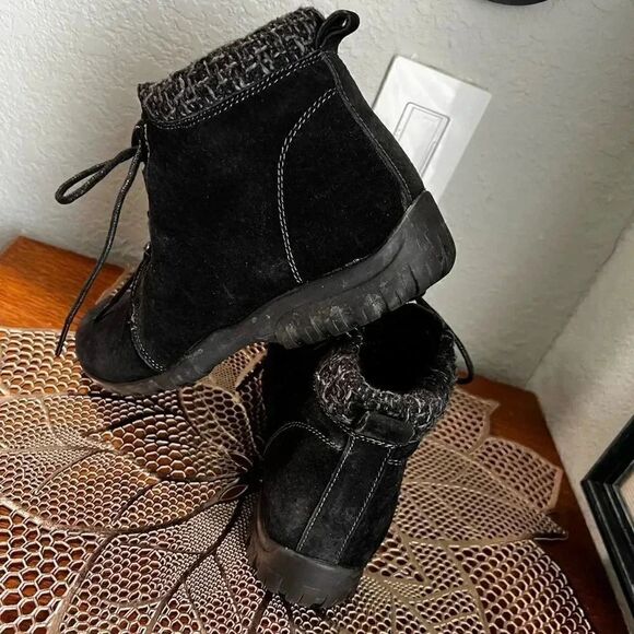 EUC Oasis Black Suede Short Boots Side Zipper Size 8. - Picture 3 of 6